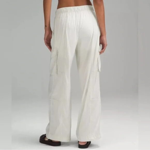 NWT Lululemon Lightweight Adjustable MR Cargo Pant size- LARGE - Picture 3 of 5